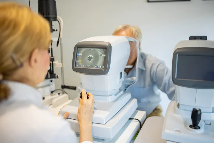 Lekarz okulista badający wzrok pacjentowi
