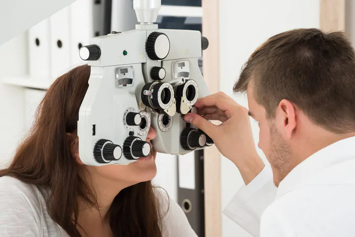 Badanie wzroku w salonie optycznym
